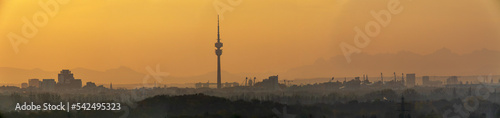 Munich Skyline, Panorama München bei Sonnenaufgang mit gelben Saharastaub in der Luft © andybe