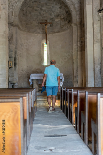 intérieur de l'église Saint-Michel de la Garde-Adhémar