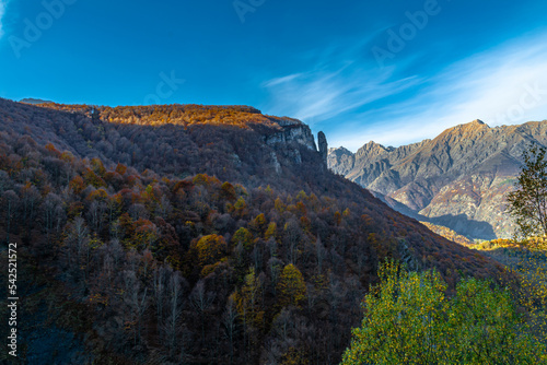 Autunno in Valle Gesso  tripudio di colori  vette  laghi  cascate e flora alpina