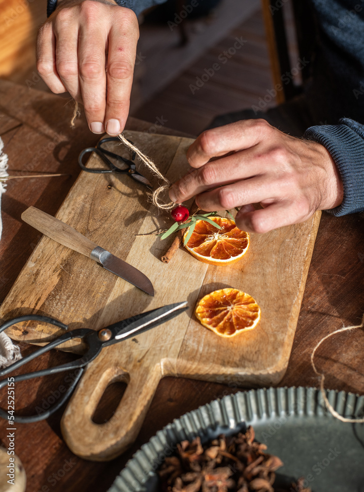 Basteln im Advent, Weihnachtsdeko mit getrockneten Orangenscheiben, Cranberry, Eukalyptus, DIY selber machen im Advent, rustikale Dekoration gestalten Basteln im Advent, Weihnachtsdeko mit getrockneten Orangenscheiben, Cranberry, Eukalyptus, DIY selber machen im Advent, rustikale Dekoration gestalten