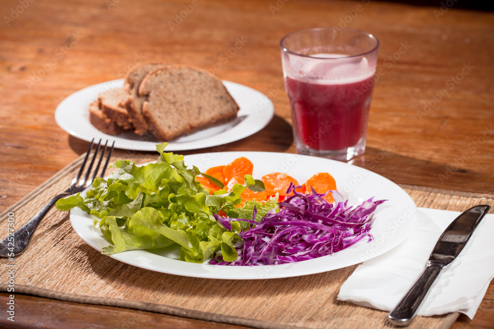 Prato de alimentos saudáveis e naturais. Prato de alimentos saudáveis e naturais.