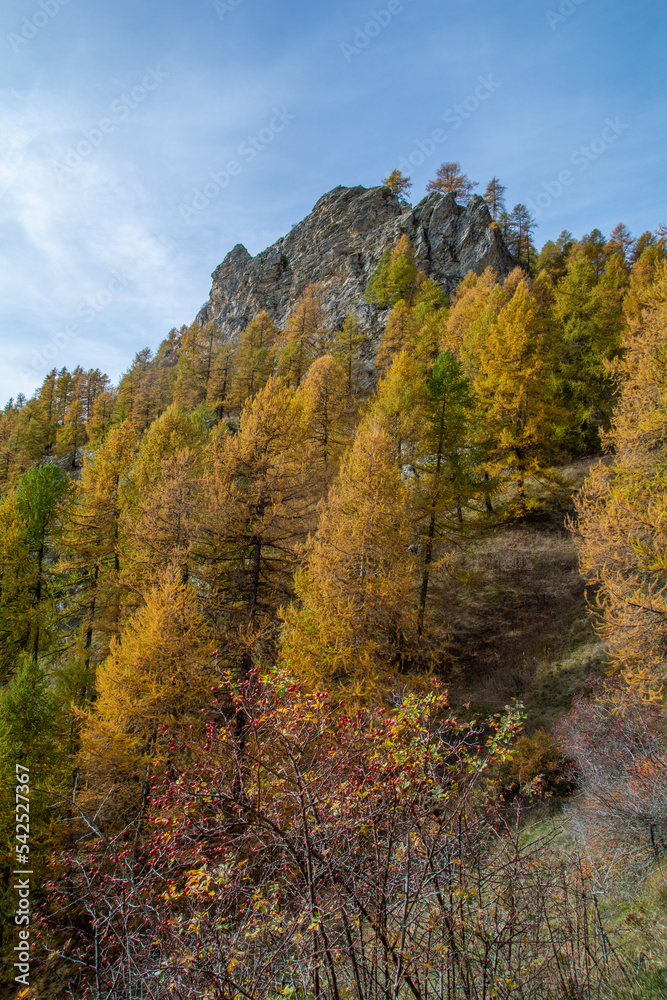 Ai piedi del Monte Oronaye: l’autunno in Valle Maira, nel sud del Piemonte