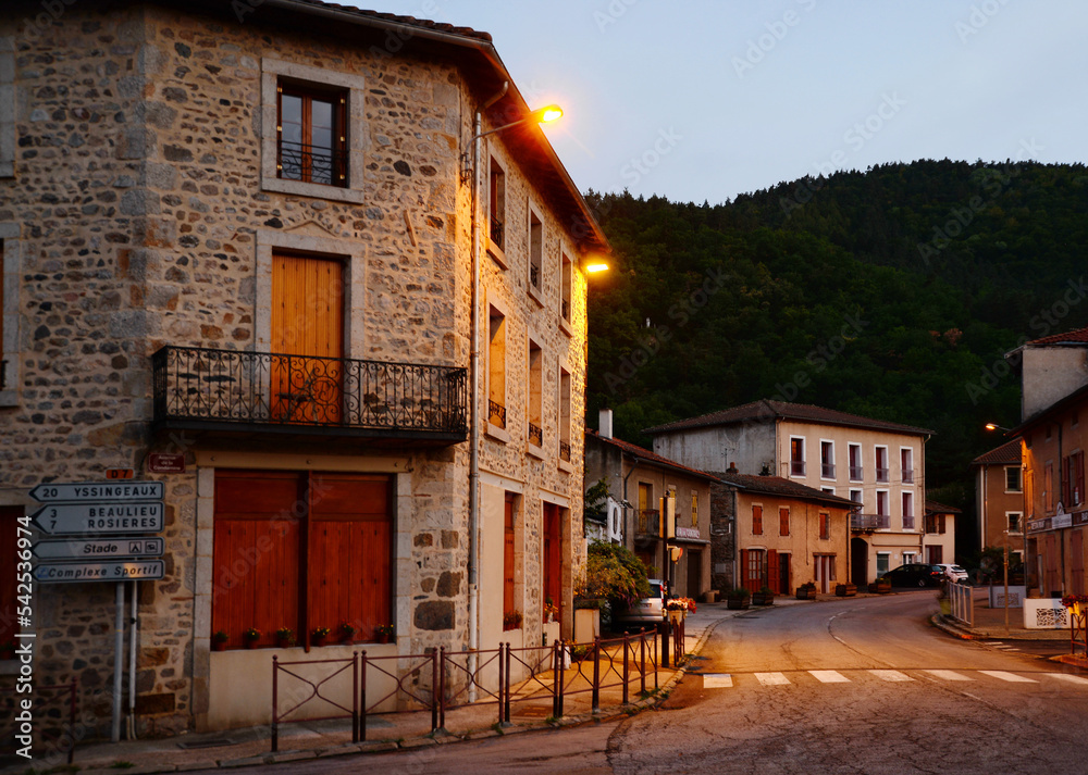 Fototapeta premium Abend in Lavoute-sur-loire