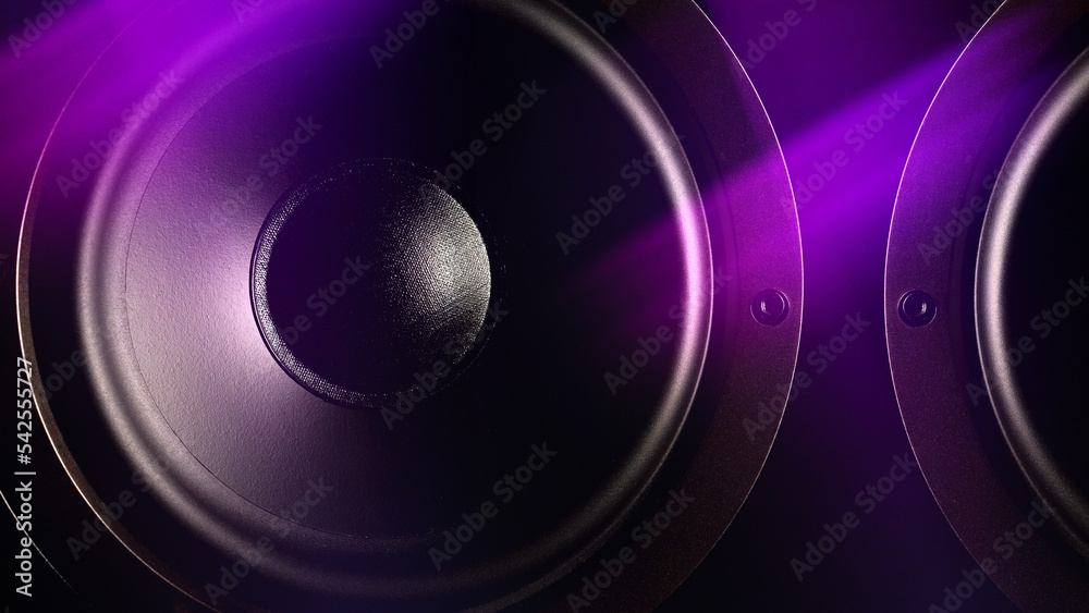 Sound-Audio-Lautsprecher mit Neonlichtern. Aus nächster Nähe. Kreativer Hintergrund Sound-Audio-Lautsprecher mit Neonlichtern. Aus nächster Nähe. Kreativer Hintergrund