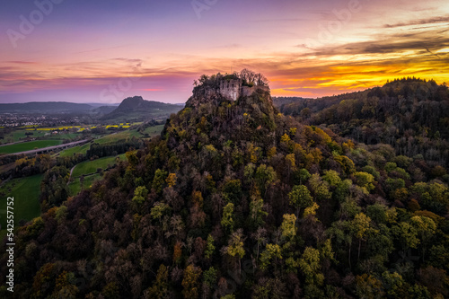 Luftaufnahmen vom Hohenrähen im Hegau bei Sonnenuntergang