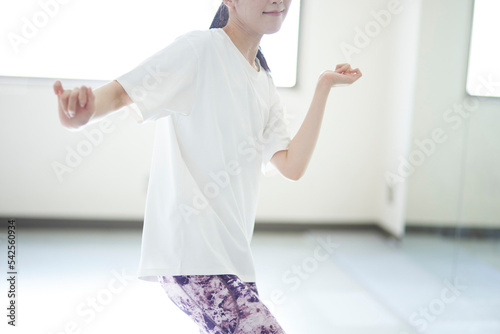 Fotografija ダンスを踊る若い日本人女性