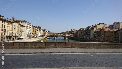 Vista del Puente Vecchio sobre el rìo Arno en Florencia Italia