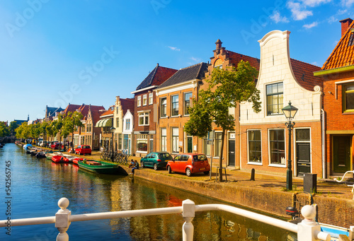 Tableau sur toile Scenic summer view of Alkmaar embankment with typical townhouses, parked cars ne