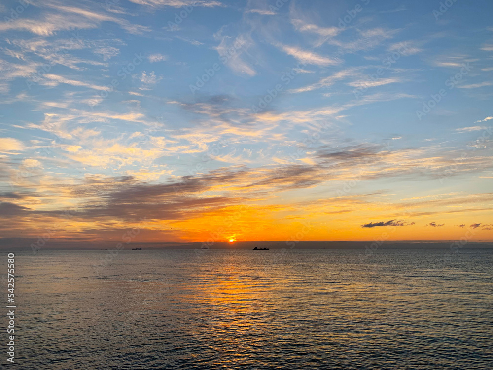淡路の海に上る朝日と美しい朝焼け風景 淡路の海に上る朝日と美しい朝焼け風景