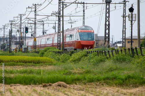 稲刈りが終わった田園風景を駆け抜けるロマンスカー