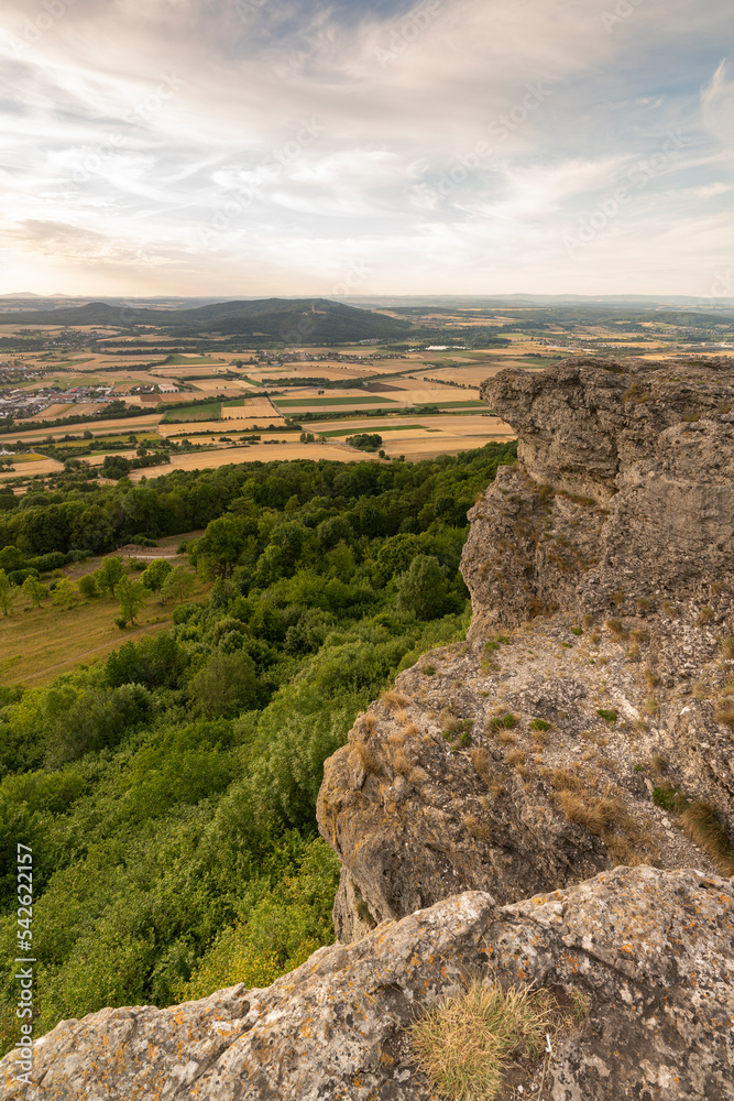 Sonnenuntergang über dem Staffelberg bei Bad Staffelstein, Landkreis Lichtenfels, Oberfranken, Franken, Bayern, Deutschland