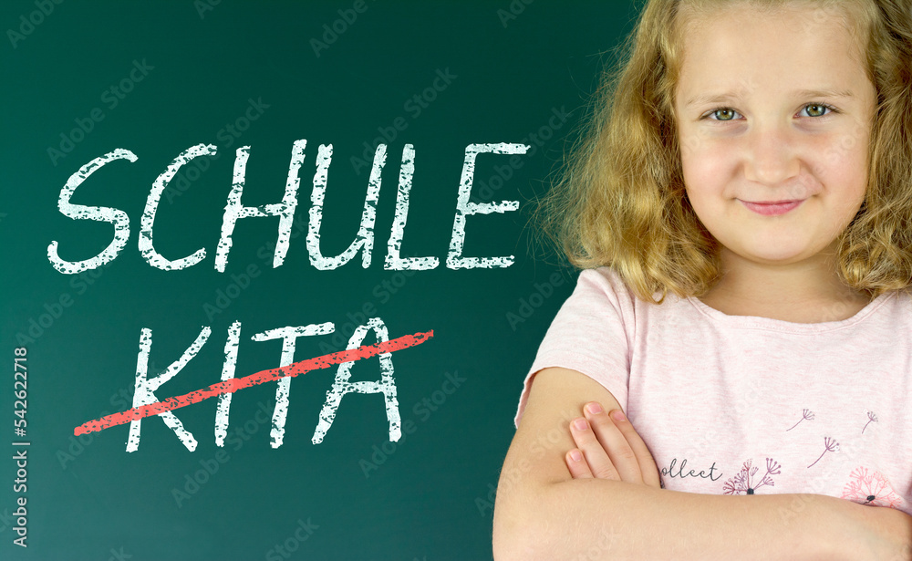 Schulkind vor Schultafel mit Aufschrift: Schule statt Kita - obrazy, fototapety, plakaty 