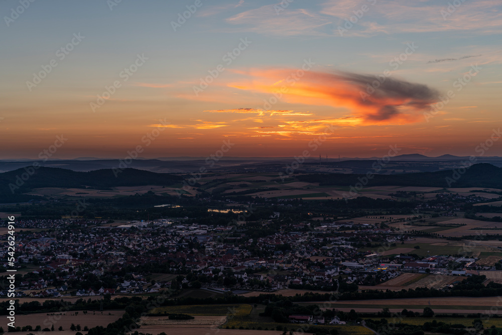 Sonnenuntergang über dem Staffelberg bei Bad Staffelstein, Landkreis Lichtenfels, Oberfranken, Franken, Bayern, Deutschland