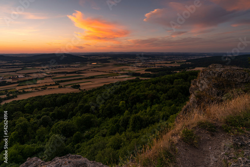 Sonnenuntergang über dem Staffelberg bei Bad Staffelstein, Landkreis Lichtenfels, Oberfranken, Franken, Bayern, Deutschland © dina