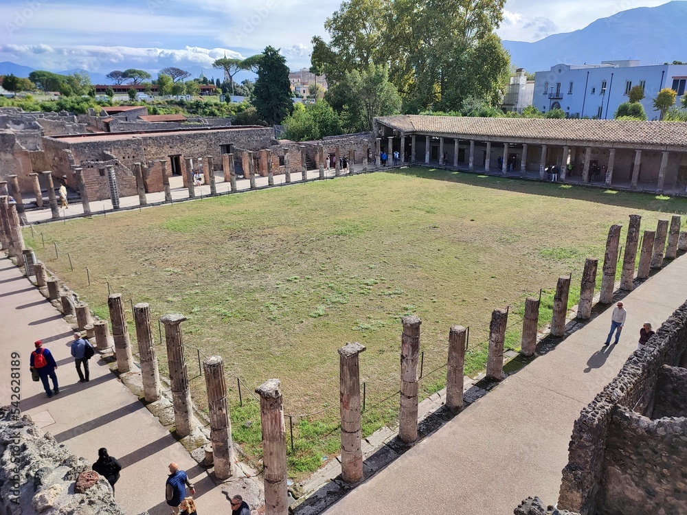 Pompei Quadriportico dei Teatri dalla scalinata del Foro Triangolare