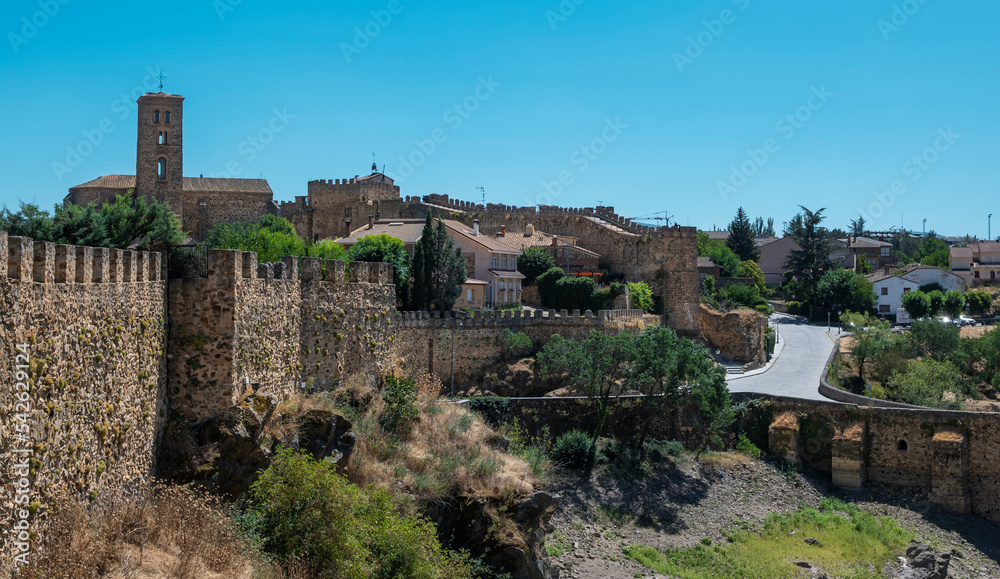Villa medieval de Buitrago de Lozoya con muralla y puente de piedra en la comunidad de Madrid, España
