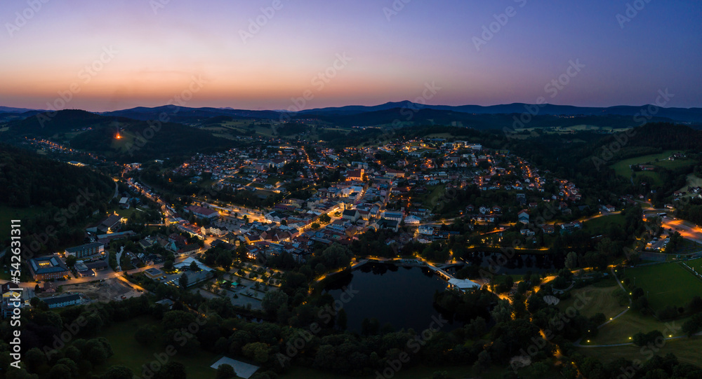Luftaufnahme mit einer Drohne der Stadt Grafenau im bayerischen Wald zur Sommersonnenwende und Johannifeuer bei Sonnenuntergang zur blauen Stunde im Zwielicht, Deutschland