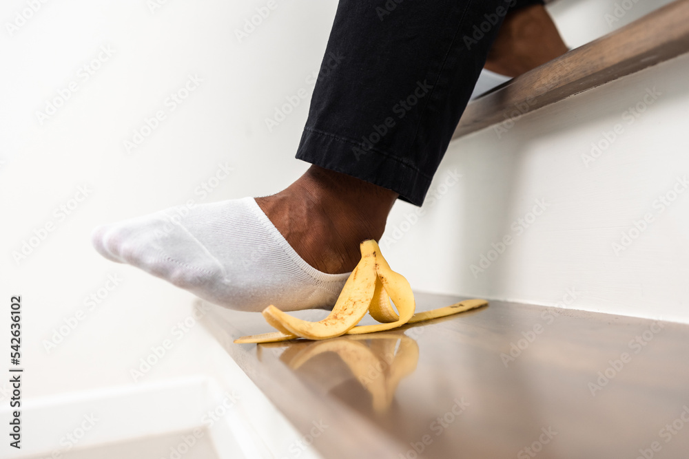 Banana peels are placed on the stairs of the house to risk accidents