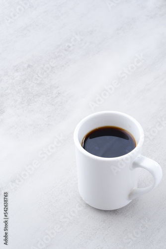 マグカップでコーヒーを飲む
