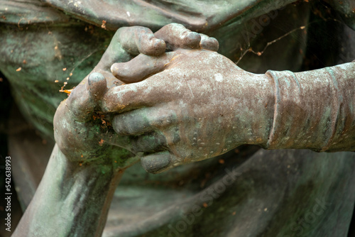 Zärtliche Hände zweier Statuen - symbolische Hilfe