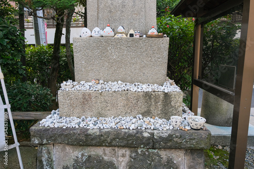 東京都墨田区 高木神社 おむすびの石がたくさん置かれた石碑 photo