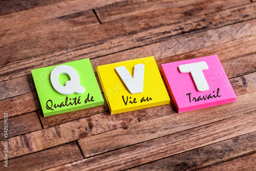 Blocs-notes carré colorés des lettres en bois : acronyme QVT