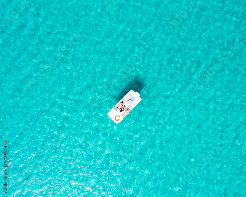 Barca nel mare cristallino vista dal drone in estate, Salento, Puglia, Taranto, Marina di Pulsano © Andrea Carro
