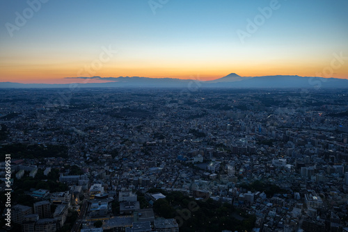 神奈川県横浜市 横浜ランドマークタワー展望台からの夕暮れの街並みと富士山