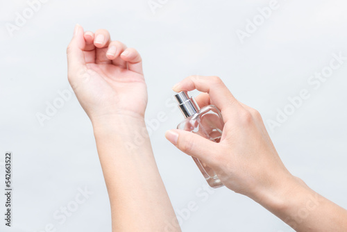 香水をつける女性の手元