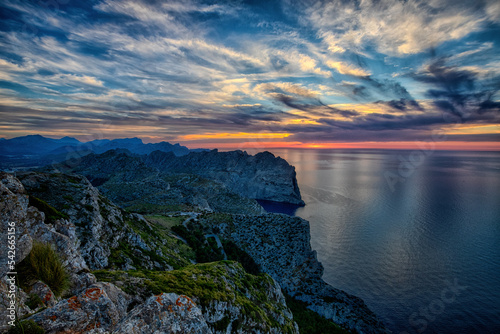 idyllischer sonnen untergang über dem meer bei einer Steilküste auf Mallorca © hubert