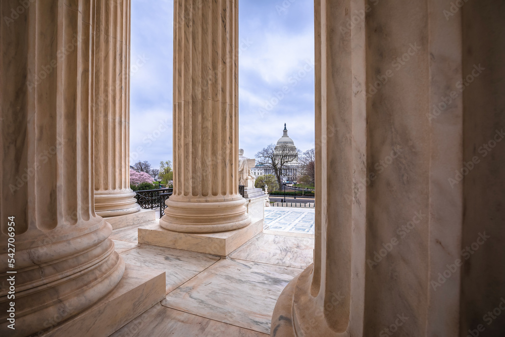 United States Supreme court marble pillars and US Congress cupola view - obrazy, fototapety, plakaty 