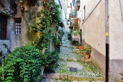 Fotografía A small street between ancient buildings in Atina, a historic town in the province of Frosinone, Italy