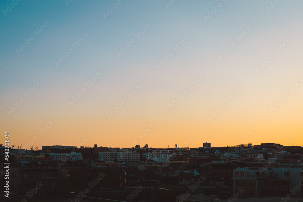 高台から眺める夕焼けの街並み・マジックアワー