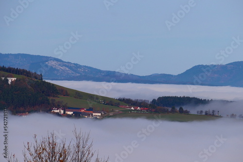 Dorf versinkt im Nebelmeer