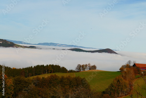 Bergbauernhof, Nebel im Tal