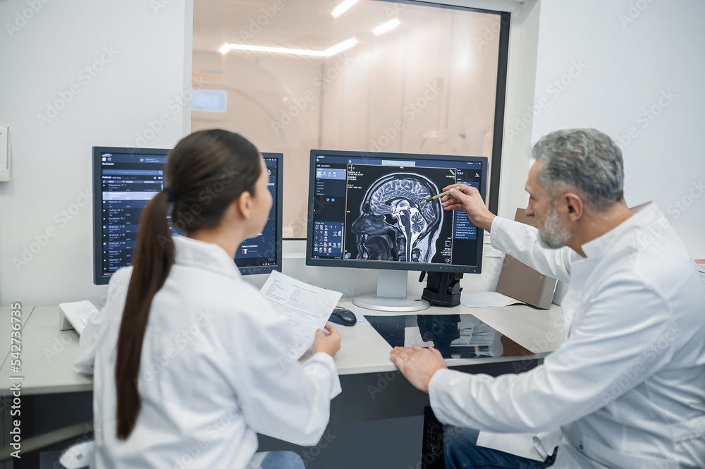 Colleagues discussing MRI results Colleagues discussing MRI results