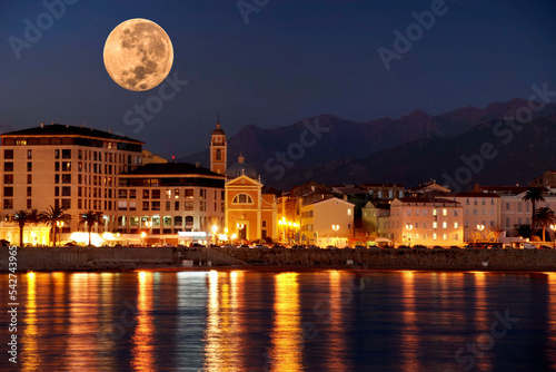 La pleine lune géante au dessus de la cathédrale d'Ajaccio