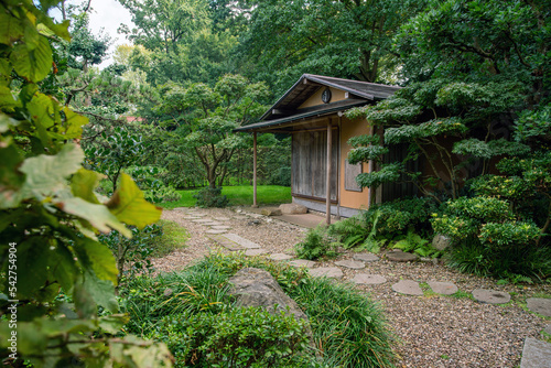 Fotografía Amazing view on japanese garden in Hannover  with  topairy plants  anв  teahouse