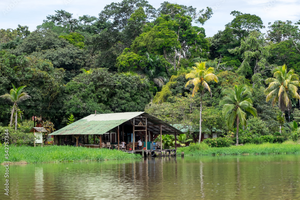 Casa embarcadero y entorno de selva en el canal de Tortuguero, Costa Rica

