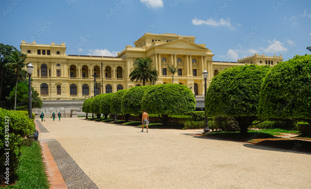 Fototapeta premium ornamental garden of the Independence Park and Ipiranga Museum in Sao Paulo, Brazil