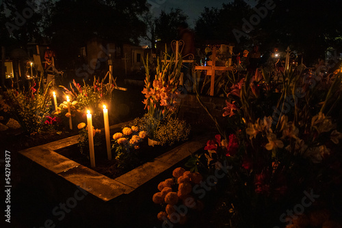 Tumbas adornadas para el D  a de muertos 