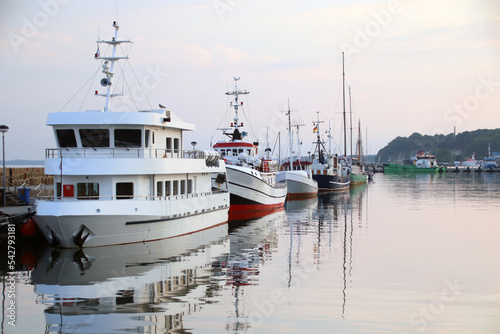 Fischerboote im Hafen von Sassnitz, auf der Insel Rügen, Abendstimmung 