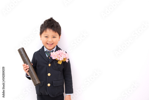 Slika na platnu 保育園の卒園証書を持つ日本人の男の子