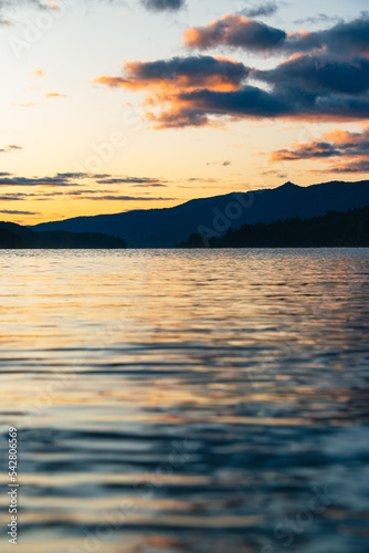 AMANECER EN EL LAGO