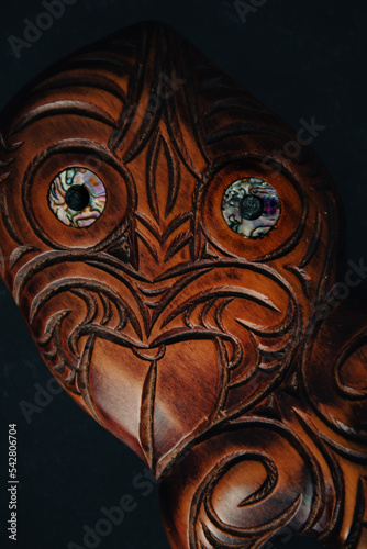 Φωτογραφία Wooden Maori Hei Tiki hand carved with paua shell eyes