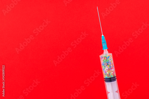 Foto A classic disposable syringe filled with symbolic hearts