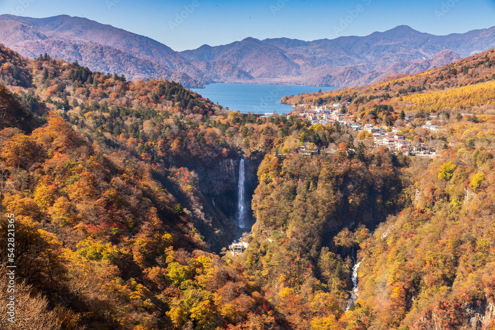 Fototapeta premium 明智平展望台から紅葉の奥日光中禅寺湖と華厳の滝と白雲滝