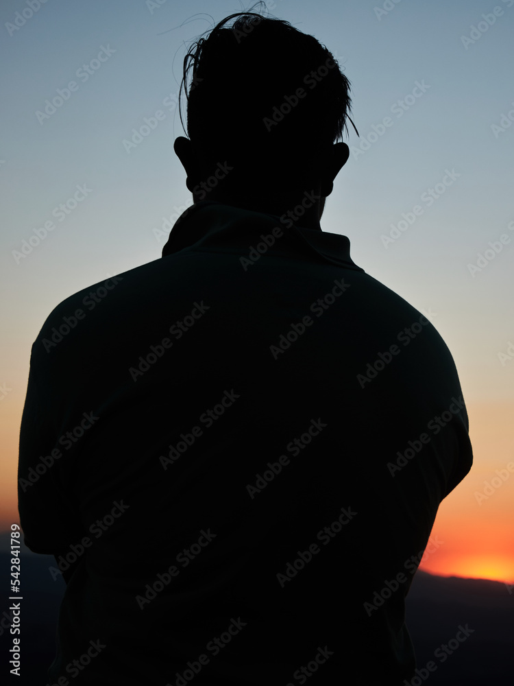 silueta de un hombre viendo al frente un lindo atardecer silueta de un hombre viendo al frente un lindo atardecer