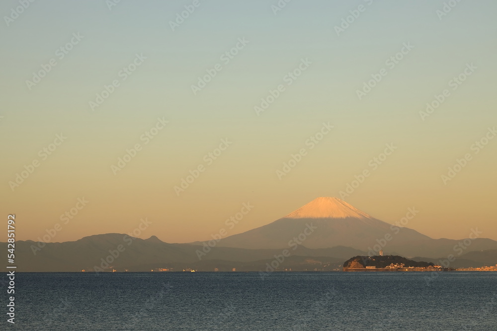 早朝の逗子海岸から見る富士山と江の島の景色