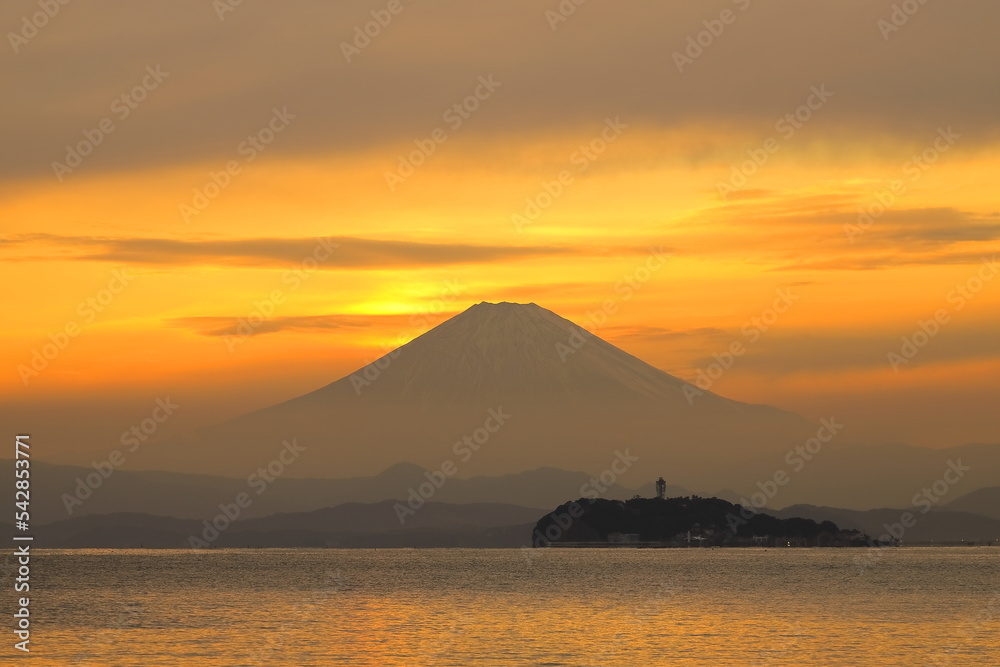 夕焼けに染まる空に浮かび上がる富士山と江ノ島のシルエット